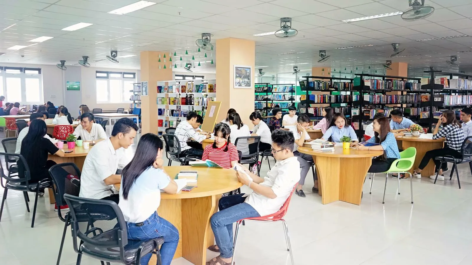 Sinh viên đại học Đông Á đọc sách tại thư viện của trường