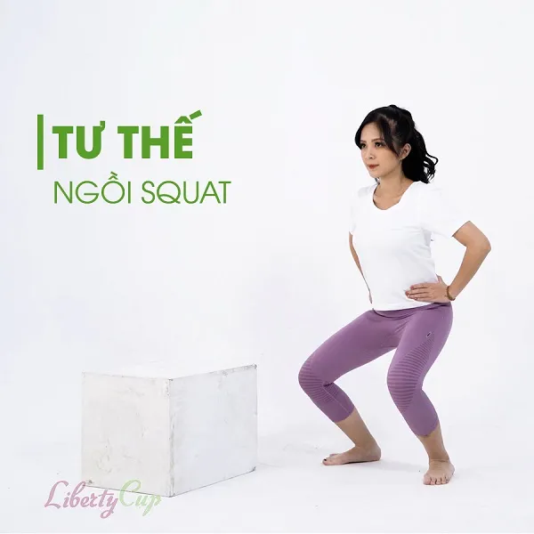 Ngồi squat trên thành bồn cầu, hai chân hơi mở