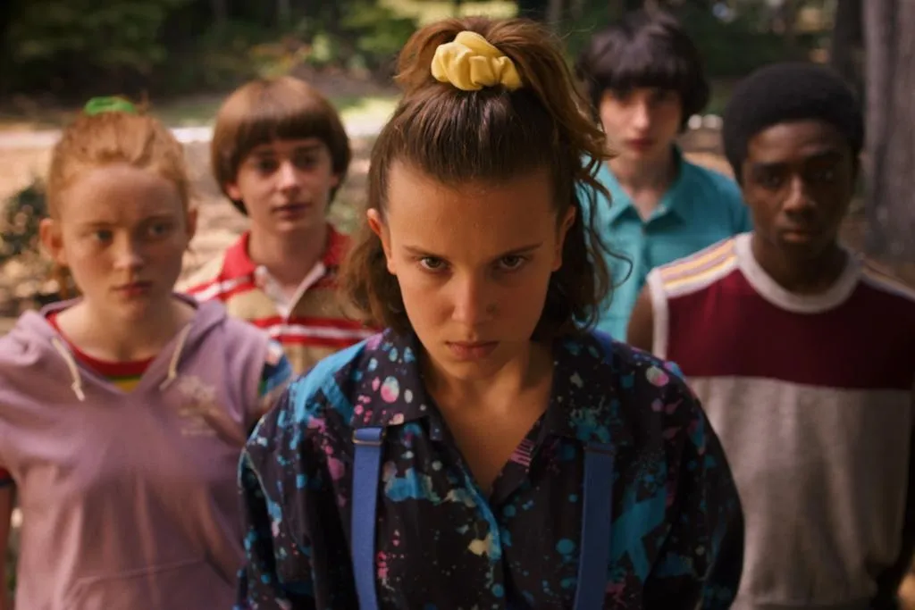 Nhân vật Eleven trong Stranger Things buộc tóc bằng scrunchie