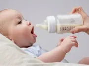 Sai lầm khi pha trộn sữa mẹ và sữa công thức
