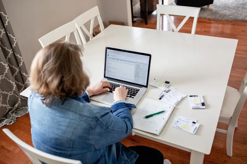 a woman indexes, a productive activity at home