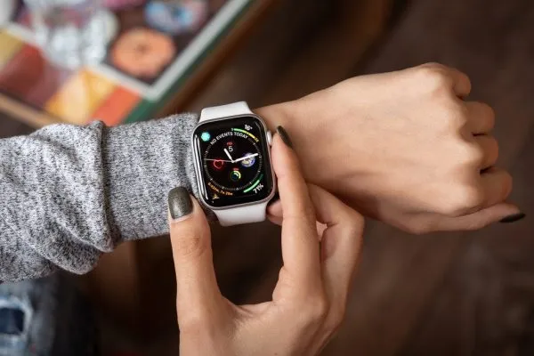 Sforum - Trang thông tin công nghệ mới nhất Apple-stops-WatchOS-5.1-update-r-600x400 15 mẹo giúp cho chiếc Apple Watch của bạn có thời lượng pin "trâu" hơn 