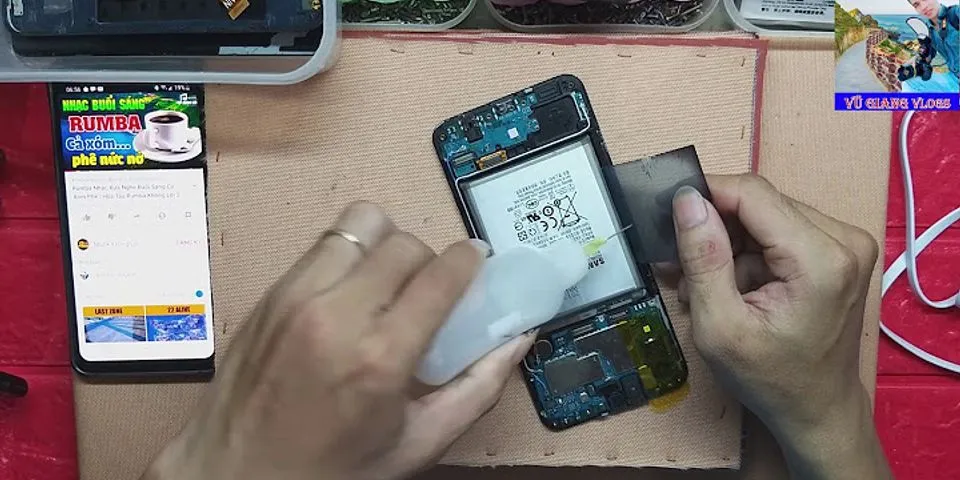Cách tháo pin điện thoại Samsung A20